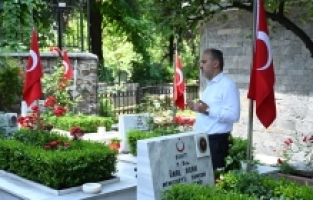 ŞEHİTLİKTE BAYRAM HÜZNÜ