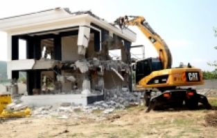 TARIM ALANINI İSTİLA EDEN LÜKS YAPI YERLE BİR EDİLDİ