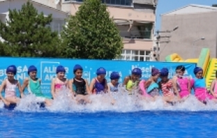 Bursa'nın okul bahçeleri havuzlarla şenlendi