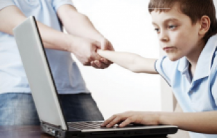 ÇOCUKLARA TEKNOLOJİK ALETLERDE SINIR KONMALI