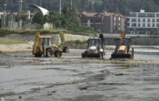 HÜDAVENDİGAR'DA DERE TEMİZLİĞİ