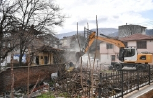 TARİHİ BÖLGE METRUK BİNALARDAN TEMİZLENDİ