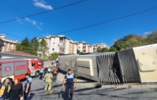 Başakşehir'de İETT otobüsü devrildi, 4 yaralı