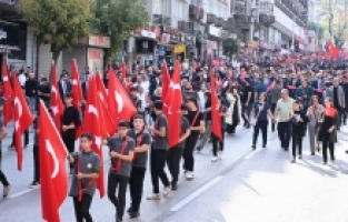 Bursa'da Cumhuriyet Coşkusu Türk Bayraklarıyla Renklendi