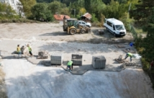 İnegöl Belediyesi, Kırsal Mahallelerde Parke Taşı Kaplama Çalışmalarına Devam Ediyor