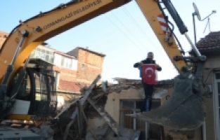 İş makinesi operatörünün bayrak hassasiyeti