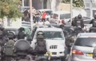 İsrail polisi, Mescid-i Aksa'da cuma namazı kılmak isteyen Filistinlilere gaz bombası attı