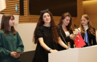 Nilüfer'de Kız Çocukları Dünya Barışı İçin Bir Araya Geldi