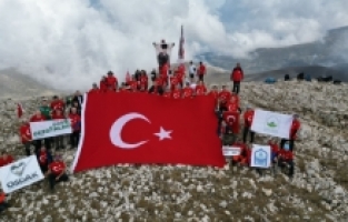 Osmangazili dağcılar, Cumhuriyetin 100’üncü yılını Uludağ’ın zirvesinde kutladı