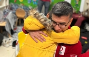 Kızılay Osmangazi Şubesi’nden Adıyamanlı öğrencilere kışlık giysi yardımı