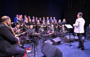 Muhtarlar, Türk Sanat Müziği ile sahnede