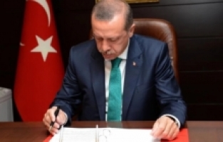 AK Parti'de 10 belediye başkanına çizik