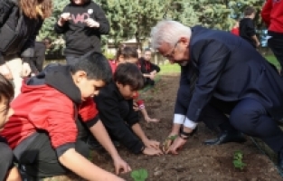 Başkan Erdem öğrencilerle çilek ve marul fidesi dikti