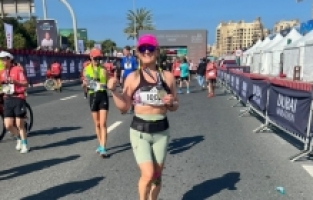 İnegöllü kadın sporcu Dubai maratonunda koştu
