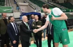Şadi Özdemir Bursaspor Basketbol Takımı’nı antrenmanda izledi