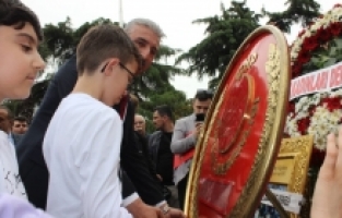 CHP Heykel’de Atatürk Anıtına Çelenk Sundu: Yeşiltaş’tan Demokrasi ve Ekonomik Kriz Vurgusu