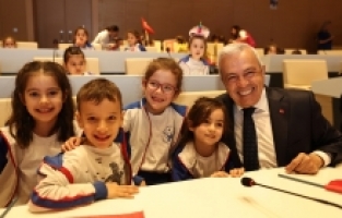 Minikler bayram coşkusunu Başkan Özdemir ile paylaştı