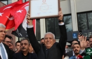 Mustafa Bozbey mazbatasını aldı