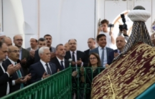 6 asırlık türbenin ‘puşide örtüsü’ yenilendi