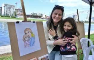 Minik ressamlardan Anneler Günü hediyesi