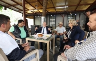 Simitler Başkan’dan çaylar vatandaştan