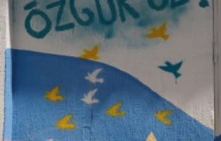 Mesajlarını grafiti çalışması ile verdiler