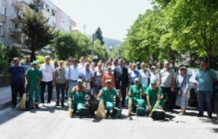 Vatandaşlar ve belediye ekipleri Osmangazi’yi birlikte temizliyor