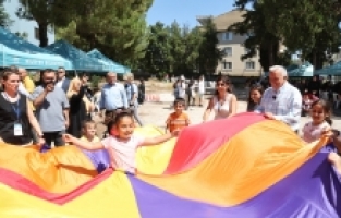 Başkan Şadi Özdemir Minareliçavuş’ta Yaz Atölyeleri’ne katıldı