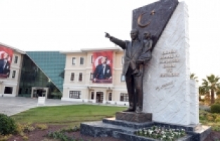 Osmangazi Belediyesi Zafer Bayramı’nı Atatürk Anıtı ile taçlandırdı