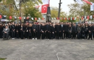 200 gençten Atatürk’e saygı duruşu: Yüzlerce karanfil ve gençliğe hitabe