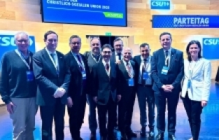Münih Başkonsolosu Süalp Erdoğan ve CSU’lu genç siyasetçi Serdar Duran, CSU Parti Kongresi’nde