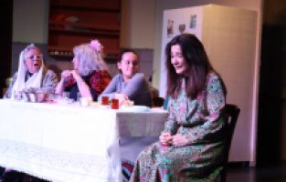 İnegöl Şehir Tiyatrosu’ndan farkındalık yaratan performans: 8 kadın 8 hikaye