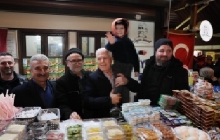 Abdal Meydanı’nda sahur mesaisi: Başkan Bozbey tezgah başına geçti