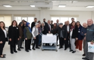 Başkan Özdemir'den huzurevi sakinlerine moral ziyareti