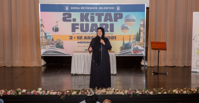 Ünlü yazarlar okurlarıyla buluşuyor