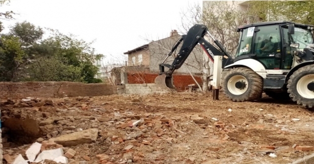 Karacabey#039;in huzur ve güvenliği için metruk binalar yıkılıyor