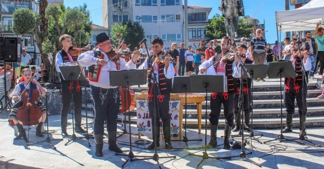 Karacabeyde Uluslararası Karagöz Halk Dansları rüzgârı