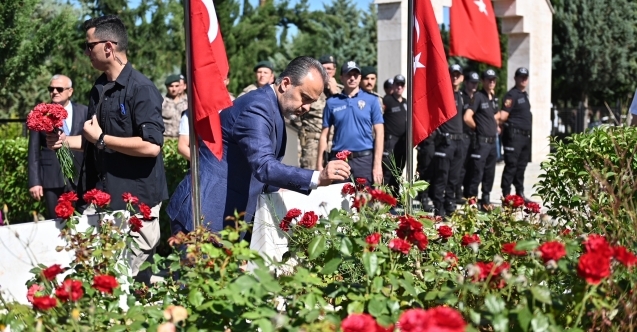 Şehitlikte duygusal anma