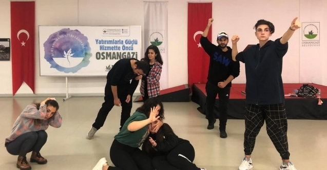 Gençler Sahne Tozunu Osmangazide Yutuyor