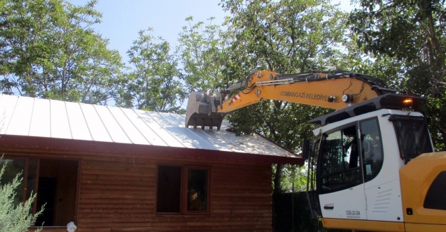 Kaçak ahşap ev yıkıldı
