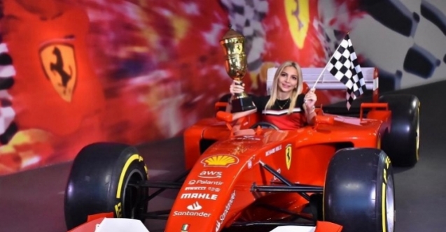 Ünlü mimar Dubai#039;de Ferrari#039;yi test etti