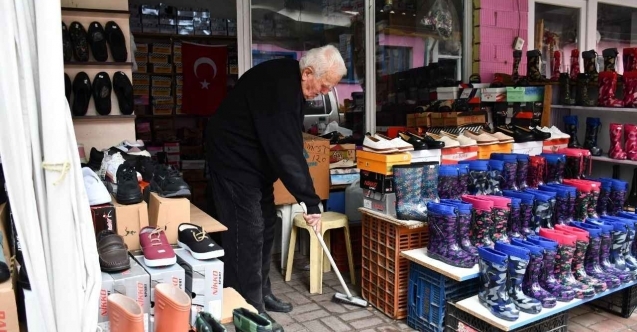 85 yaşında sabah 7de dükkânını açıyor