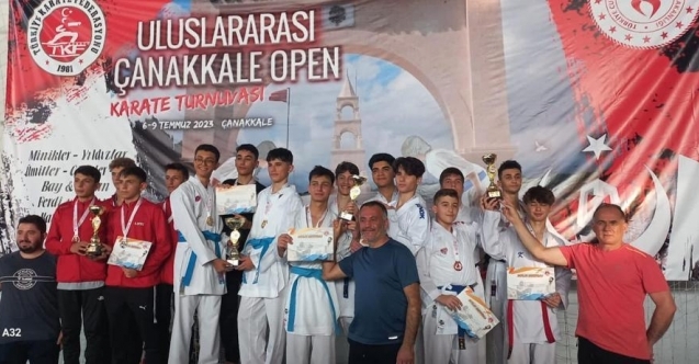 KARATE TURNUVASI#039;NDA NİLÜFER RÜZGARI ESTİ