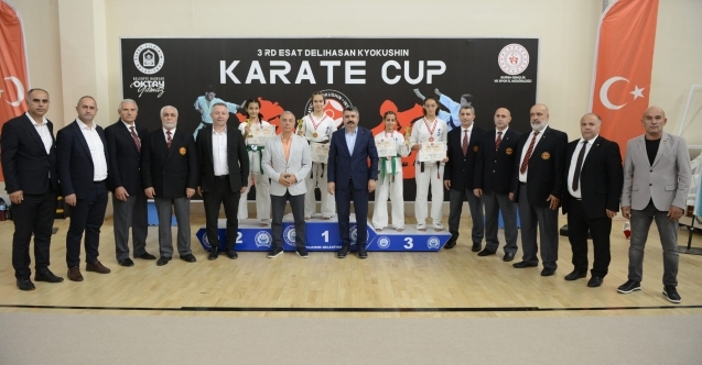 Yıldırımlı karateciler madalyaya doymadı