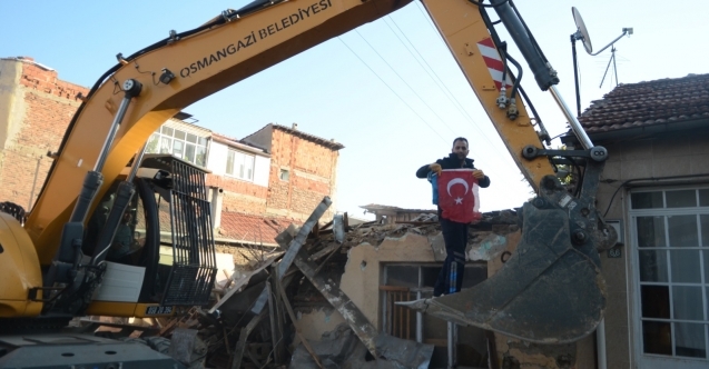 İş makinesi operatörünün bayrak hassasiyeti
