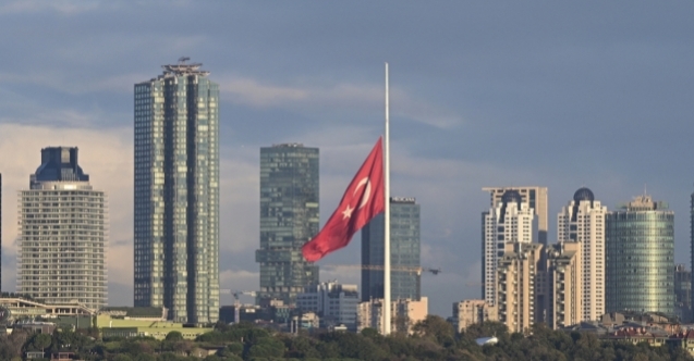 Türkiyede bayraklar yarıya indirildi