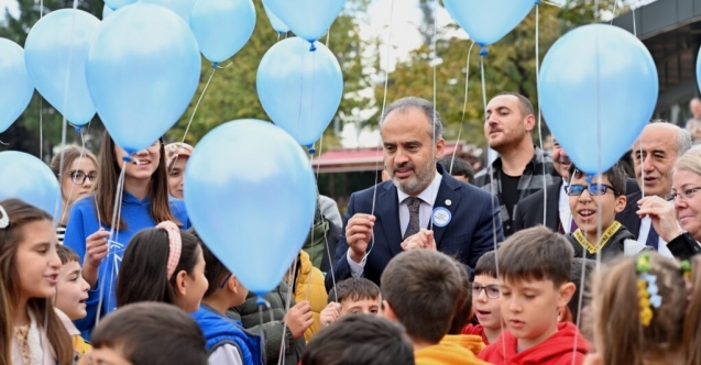 Mavi balonlar Filistinli çocuklar için gökyüzüne bırakıldı