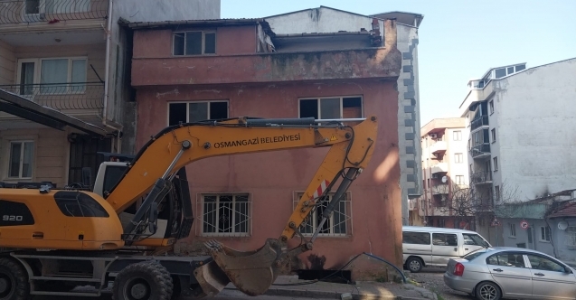 Osmangazide 3 katlı metruk bina yıkıldı