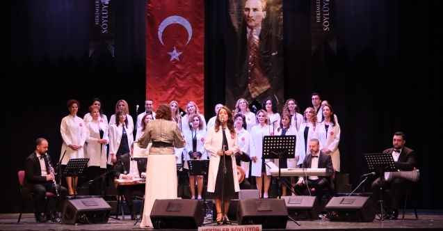 Hekimlerden beyaz önlükleriyle konser