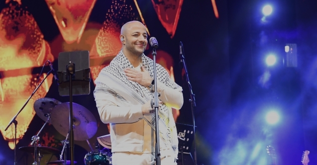Maher Zain ilahilerini Osmangazi Meydanında söyledi